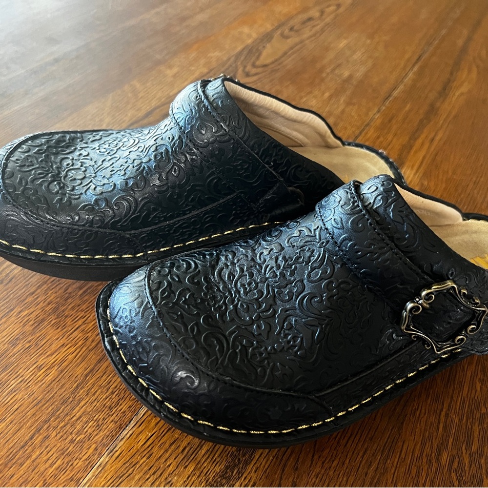 NEW Alegria Black Leather Embossed Clogs Sz 38 Eu
